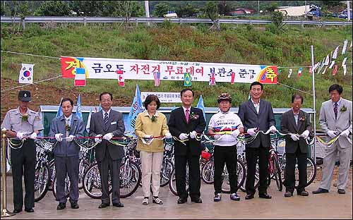 김충석 여수시장과 주민들이 자전거 무료 대여소 개막 테이프를 끊고있다. 